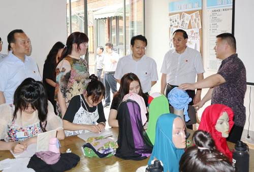 http://www.lhvtc.edu.cn/__local/6/7E/97/81D4B0837643F226AED9D11B024_94AAB116_1A9B9.jpg