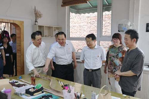 http://www.lhvtc.edu.cn/__local/D/CC/F5/F425B66E828EE5002D86D163FD2_DE64D5F6_17130.jpg
