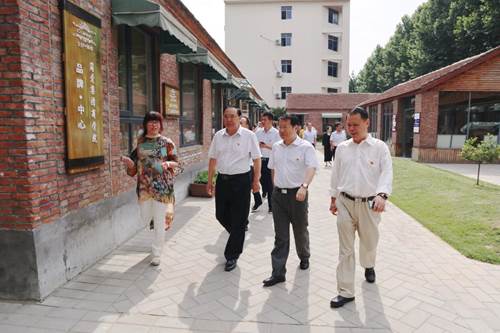 http://www.lhvtc.edu.cn/__local/7/89/E5/42C71B4653376956408B4A2D63B_FE822497_1D4A3.jpg